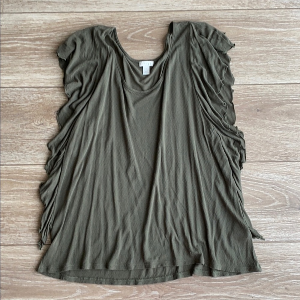 Hinge flutter sleeve top